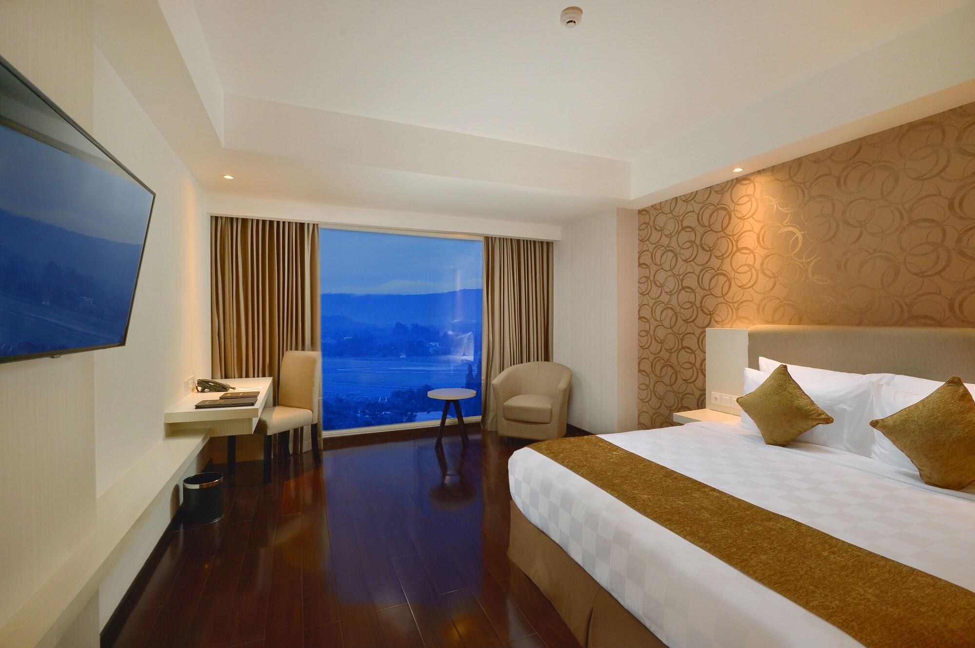Platinum Adisucipto Hotel & Conference Center Kalasan Экстерьер фото