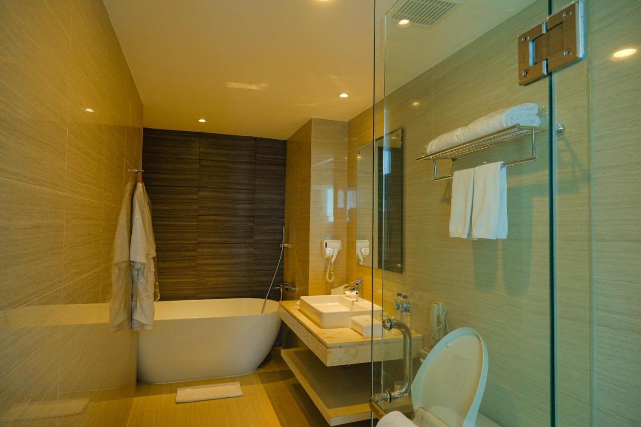 Platinum Adisucipto Hotel & Conference Center Kalasan Экстерьер фото