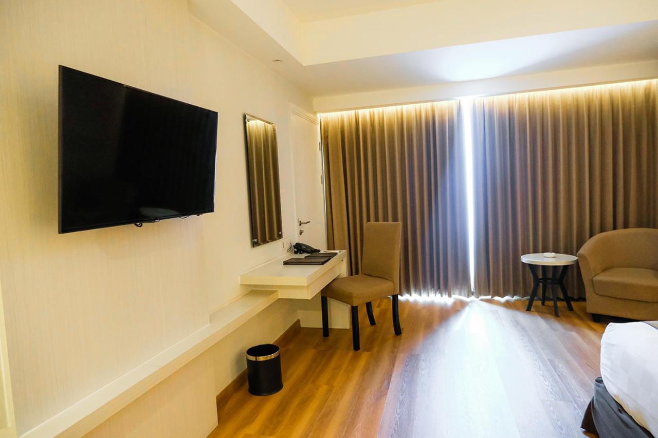 Platinum Adisucipto Hotel & Conference Center Kalasan Экстерьер фото
