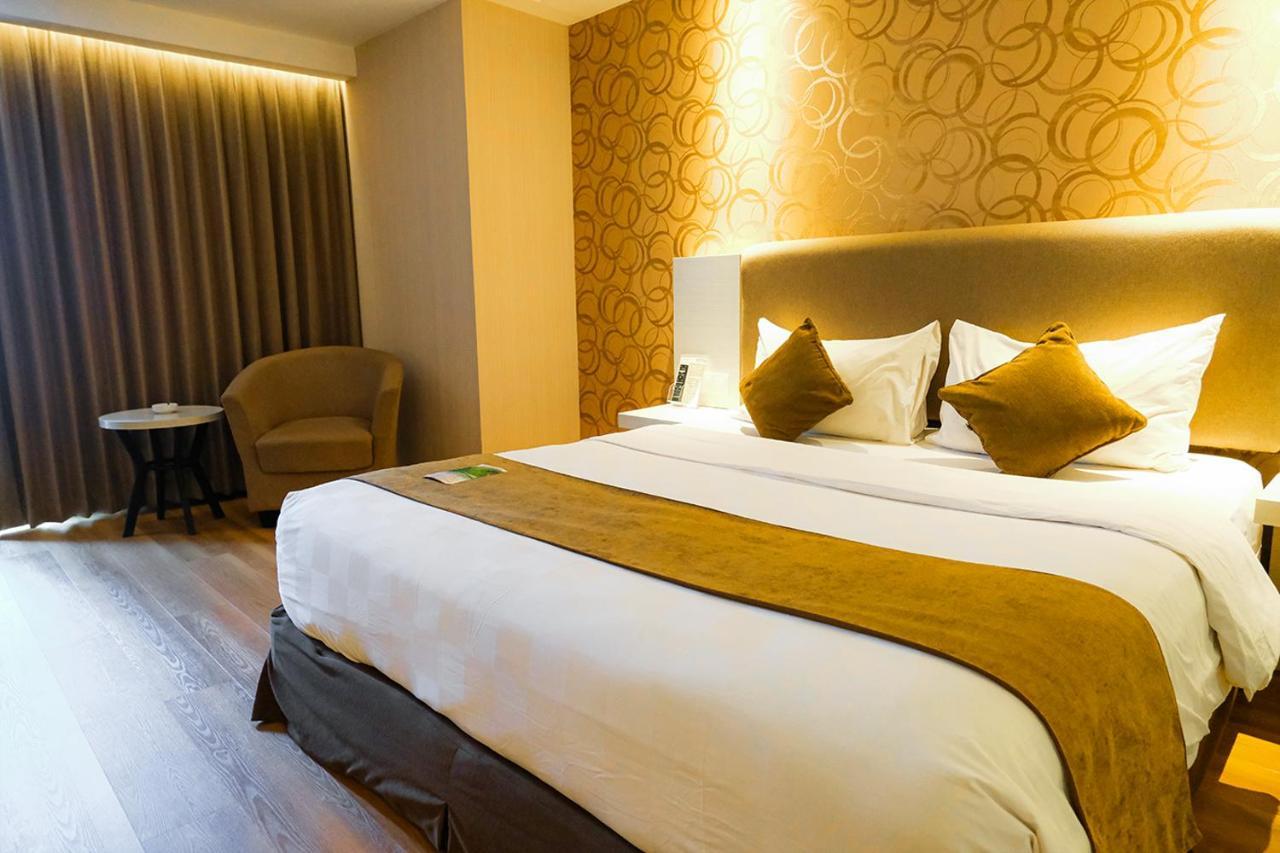 Platinum Adisucipto Hotel & Conference Center Kalasan Экстерьер фото