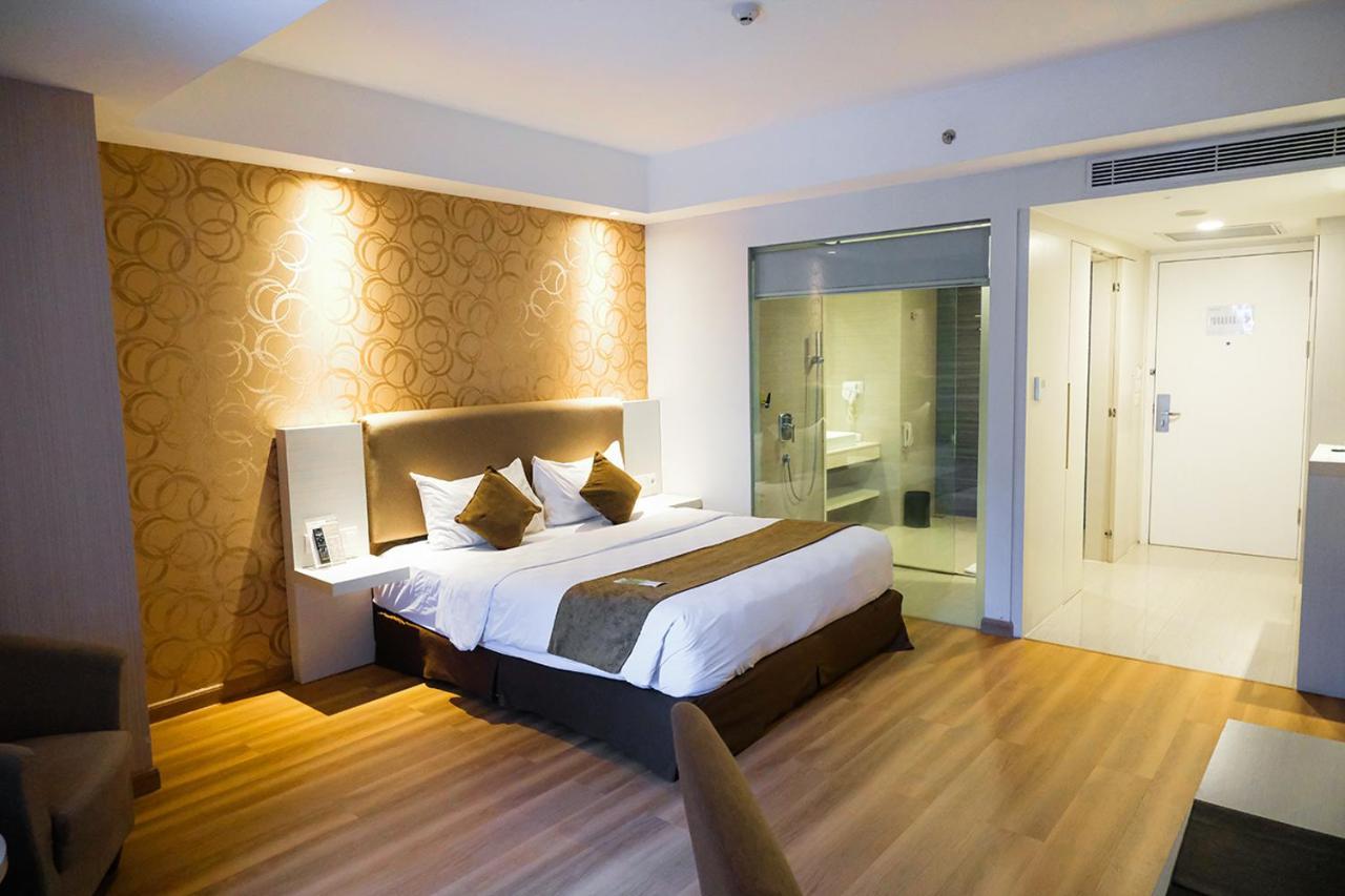 Platinum Adisucipto Hotel & Conference Center Kalasan Экстерьер фото