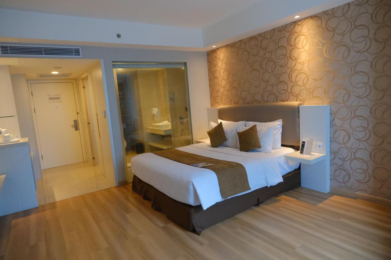 Platinum Adisucipto Hotel & Conference Center Kalasan Экстерьер фото