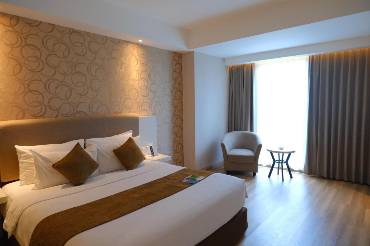 Platinum Adisucipto Hotel & Conference Center Kalasan Экстерьер фото