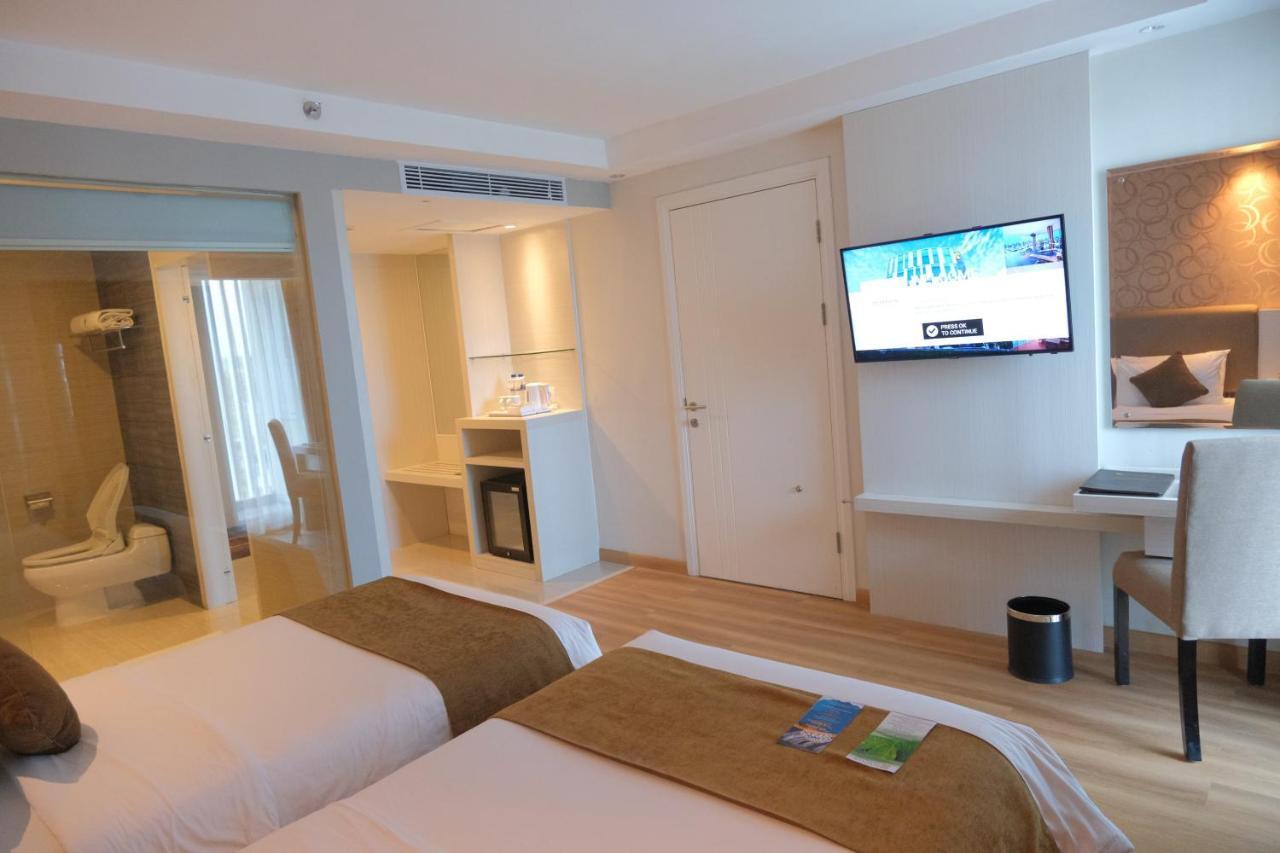 Platinum Adisucipto Hotel & Conference Center Kalasan Экстерьер фото