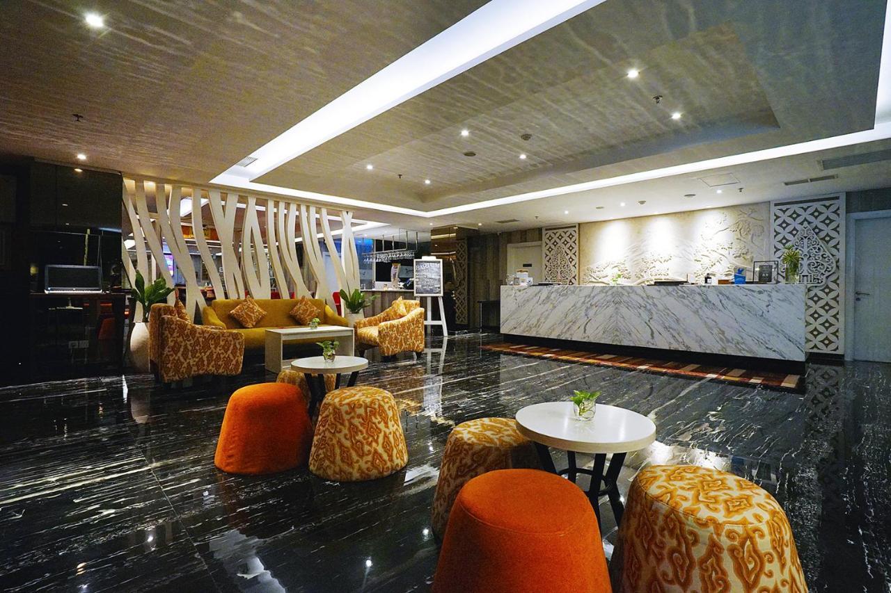 Platinum Adisucipto Hotel & Conference Center Kalasan Экстерьер фото