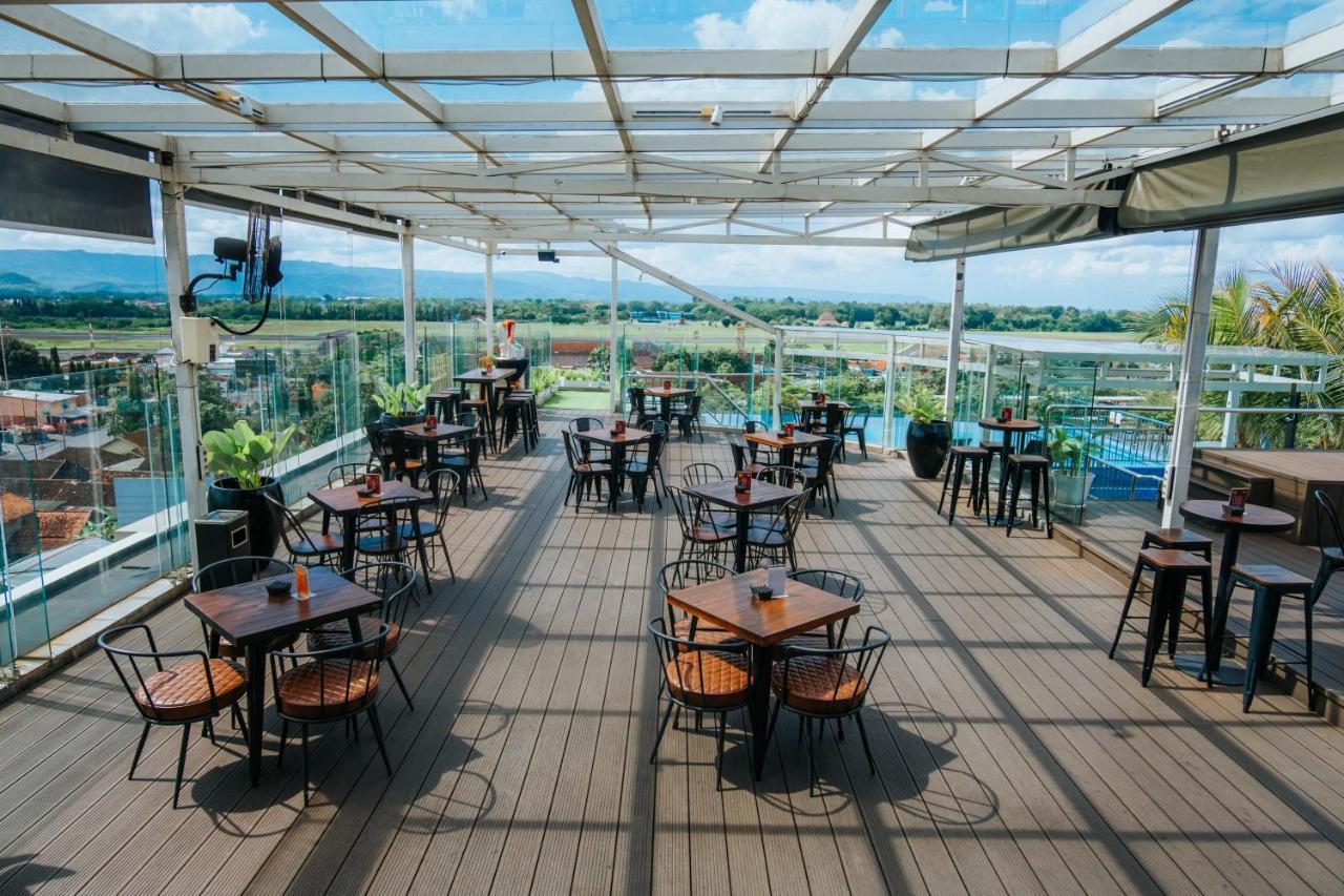 Platinum Adisucipto Hotel & Conference Center Kalasan Экстерьер фото