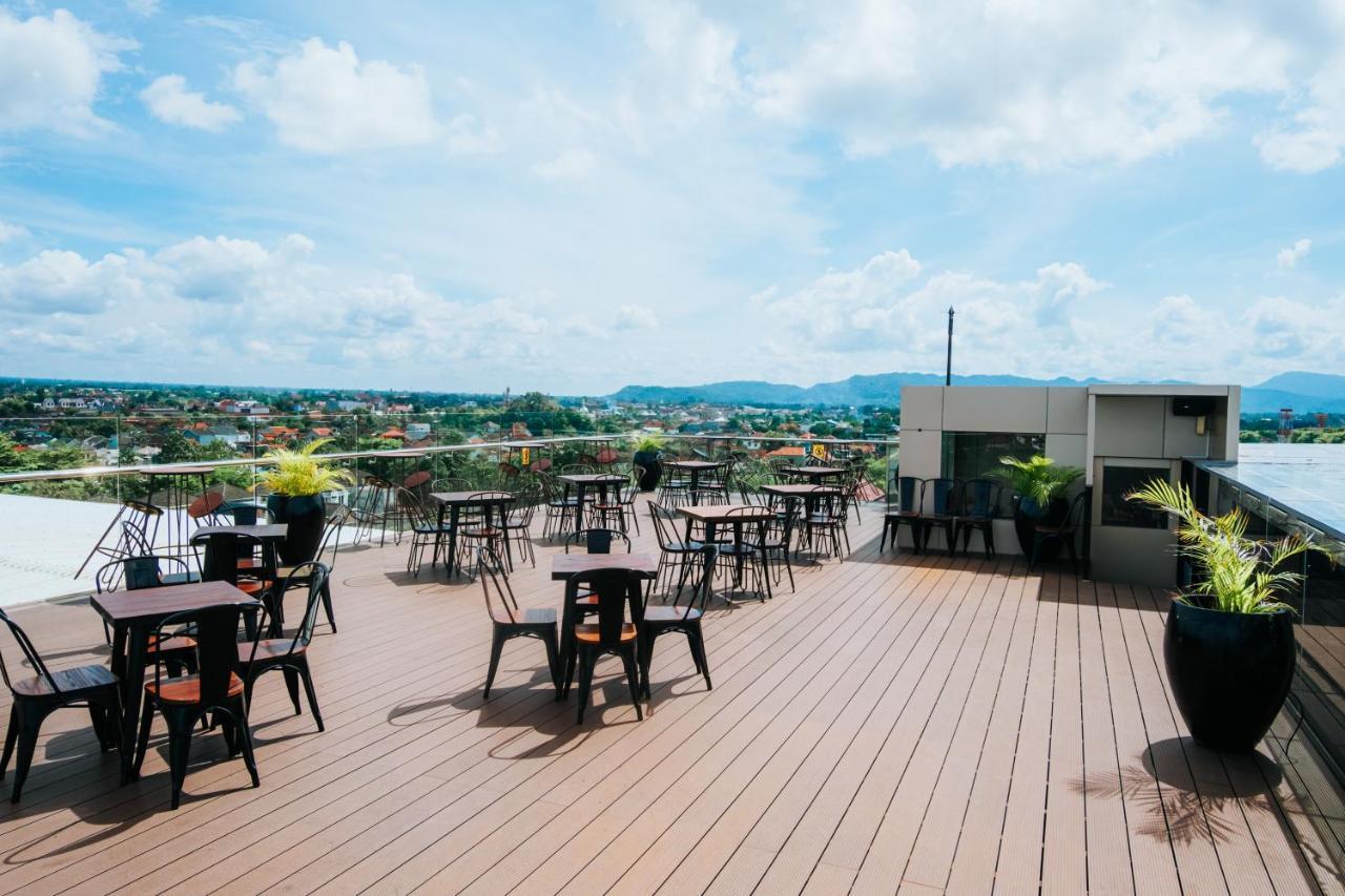 Platinum Adisucipto Hotel & Conference Center Kalasan Экстерьер фото