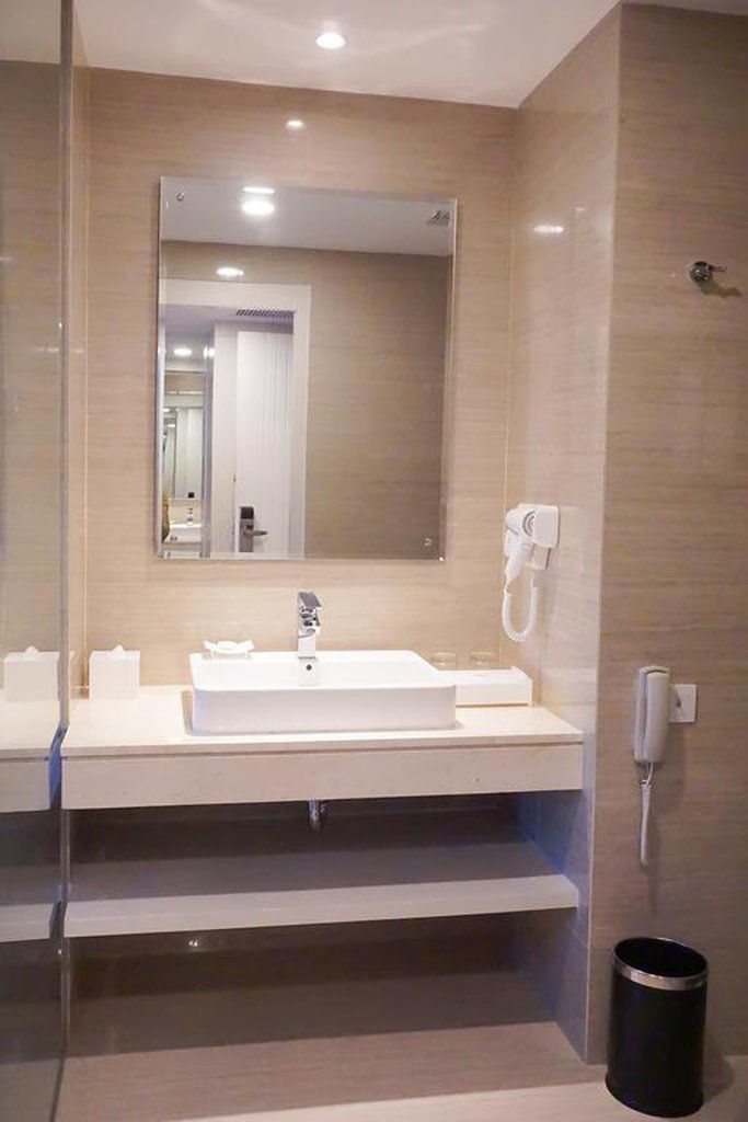 Platinum Adisucipto Hotel & Conference Center Kalasan Экстерьер фото
