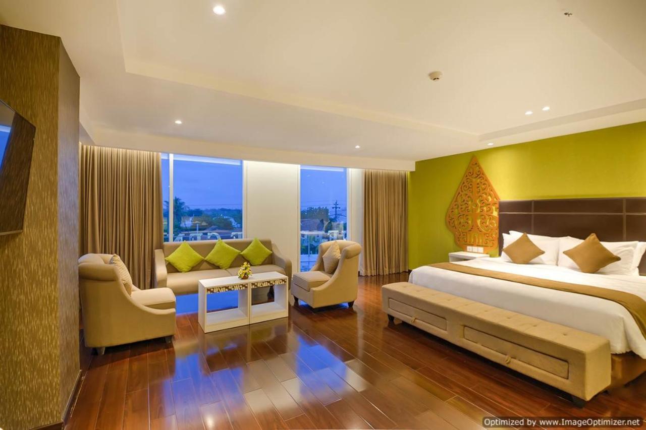 Platinum Adisucipto Hotel & Conference Center Kalasan Экстерьер фото