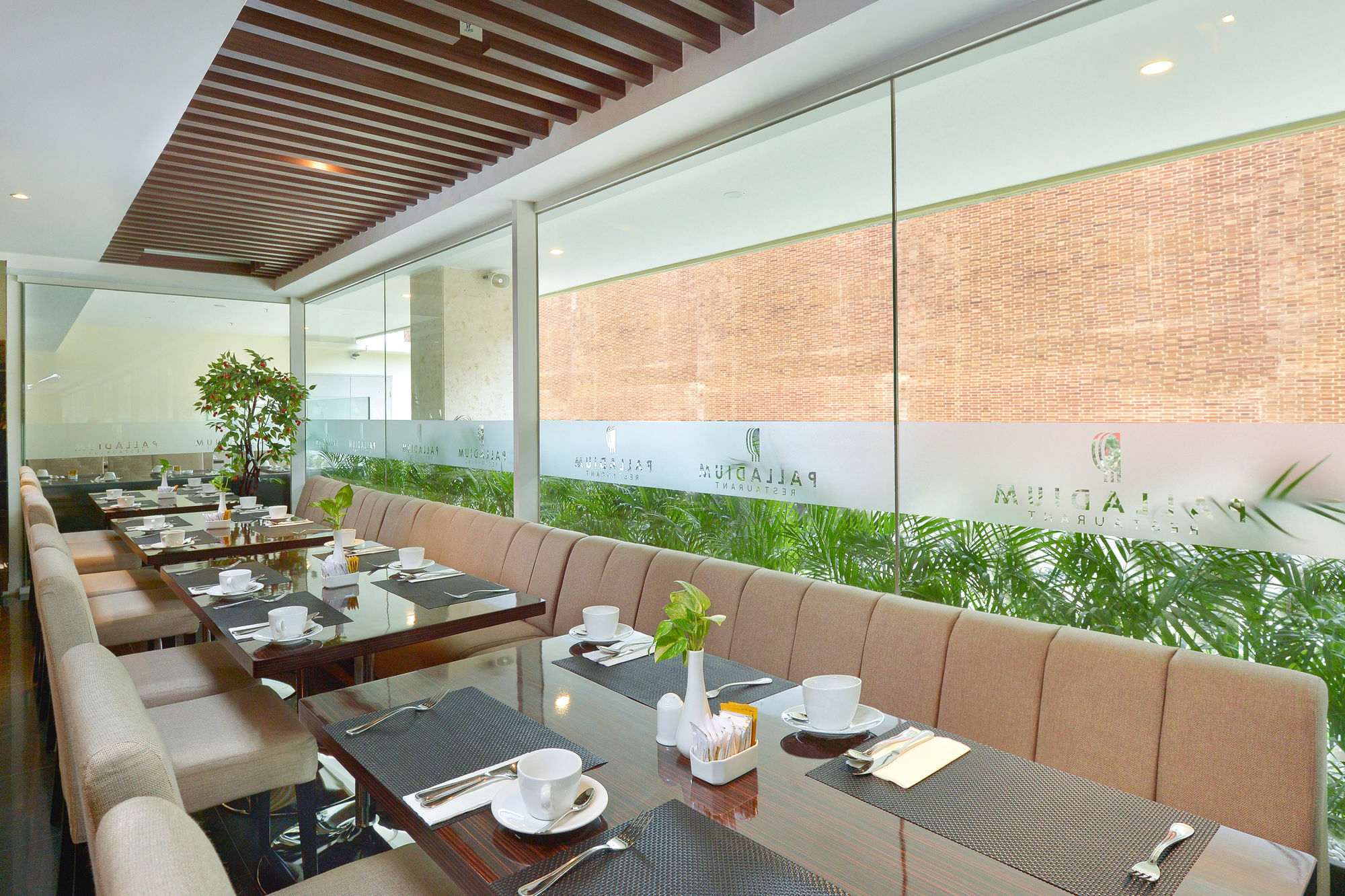 Platinum Adisucipto Hotel & Conference Center Kalasan Экстерьер фото