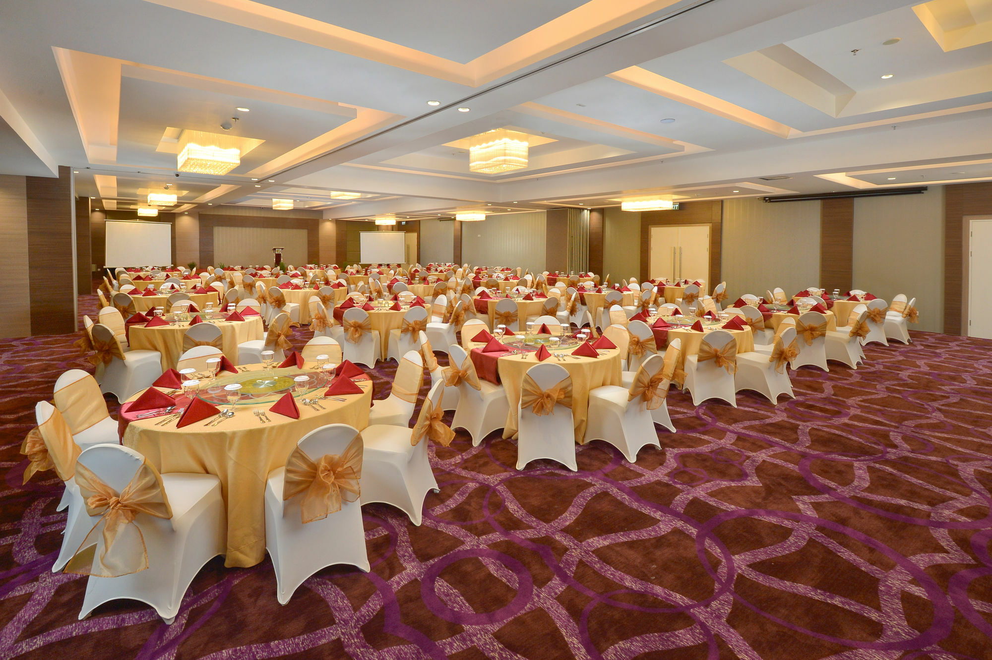 Platinum Adisucipto Hotel & Conference Center Kalasan Экстерьер фото