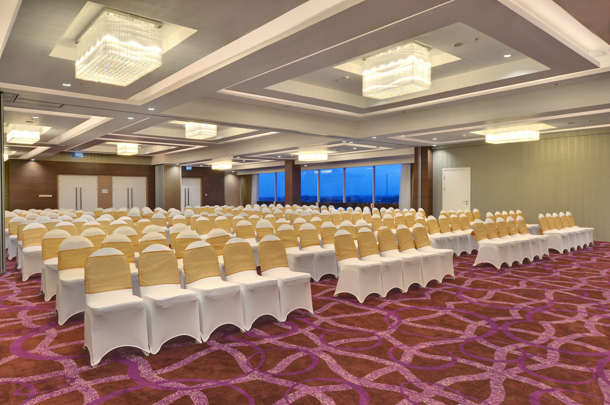 Platinum Adisucipto Hotel & Conference Center Kalasan Экстерьер фото