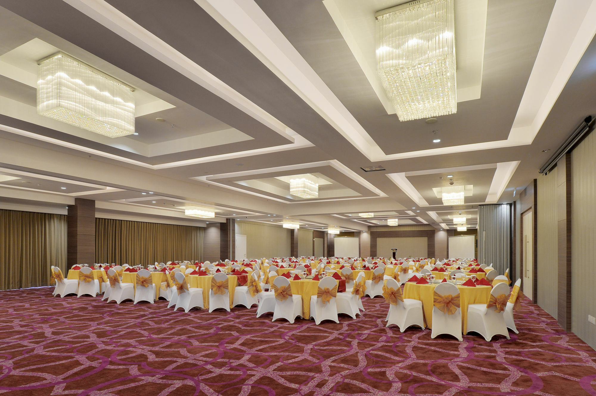 Platinum Adisucipto Hotel & Conference Center Kalasan Экстерьер фото