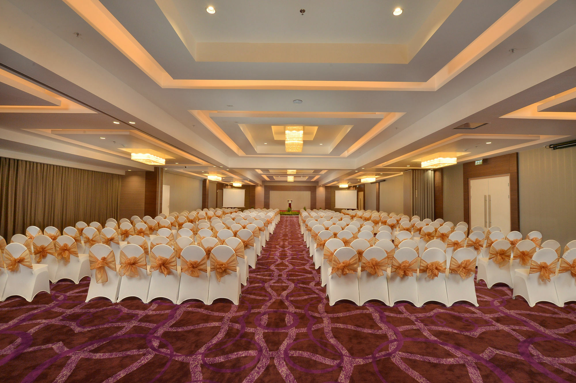 Platinum Adisucipto Hotel & Conference Center Kalasan Экстерьер фото