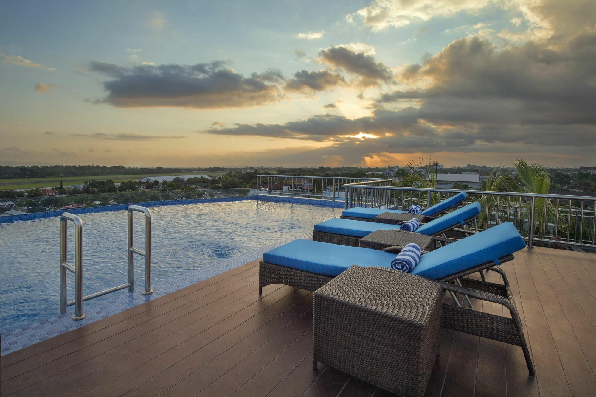 Platinum Adisucipto Hotel & Conference Center Kalasan Экстерьер фото